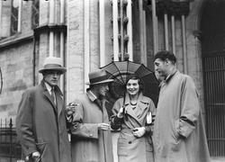 Den svenske skuespilleren Margit Manstad med flere foran Nid