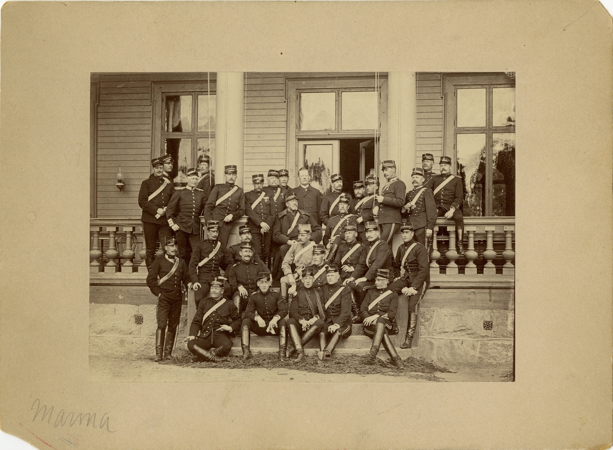 Grupporträtt av officerare från olika artilleriregementen utbildningskurs på Marma skjutfält, omkring 1906.