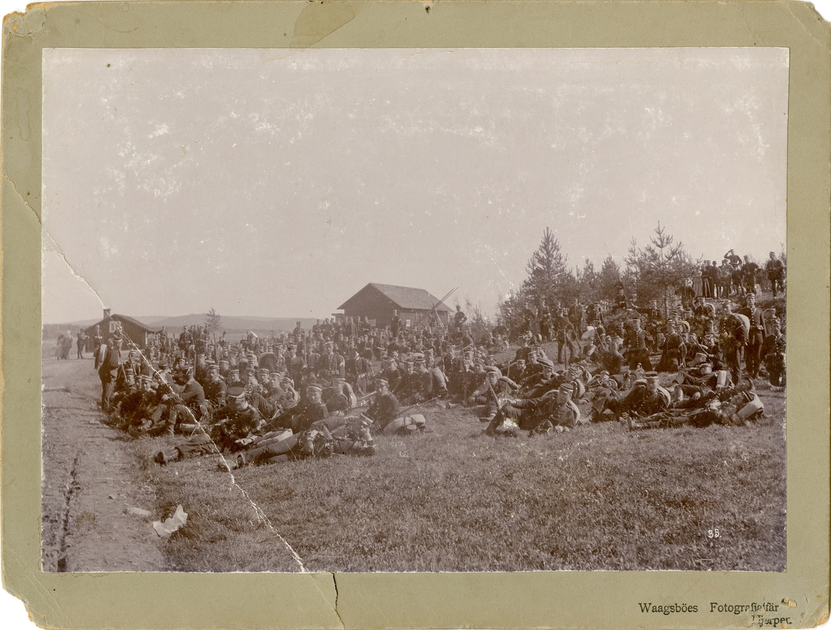 Grupporträtt av soldater vid Svea livgarde I 1 på fältmanöver i Dalarna 1897.