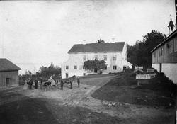 Avfotografert gammelt bilde fra Billerud gård, Østre Toten, 