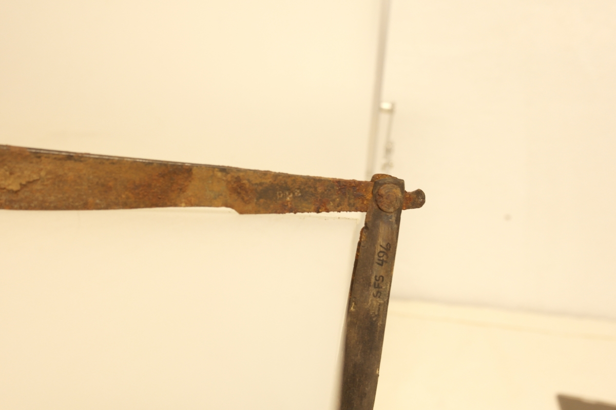 Barberkniv (A) med futeral (B). 
A) Barberkniv med skaft i bein og blad i støpt stål. Bladet kan foldes inn i skaftet.
B) Futeral i svart papp. Innpreget harlekinmønster på den ene siden, og bladranker (?) på den andre siden.
Innpreging i bladet.