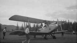 Flyoppvisning ved Kippermoen dobbeltdekker. Militær i samtal