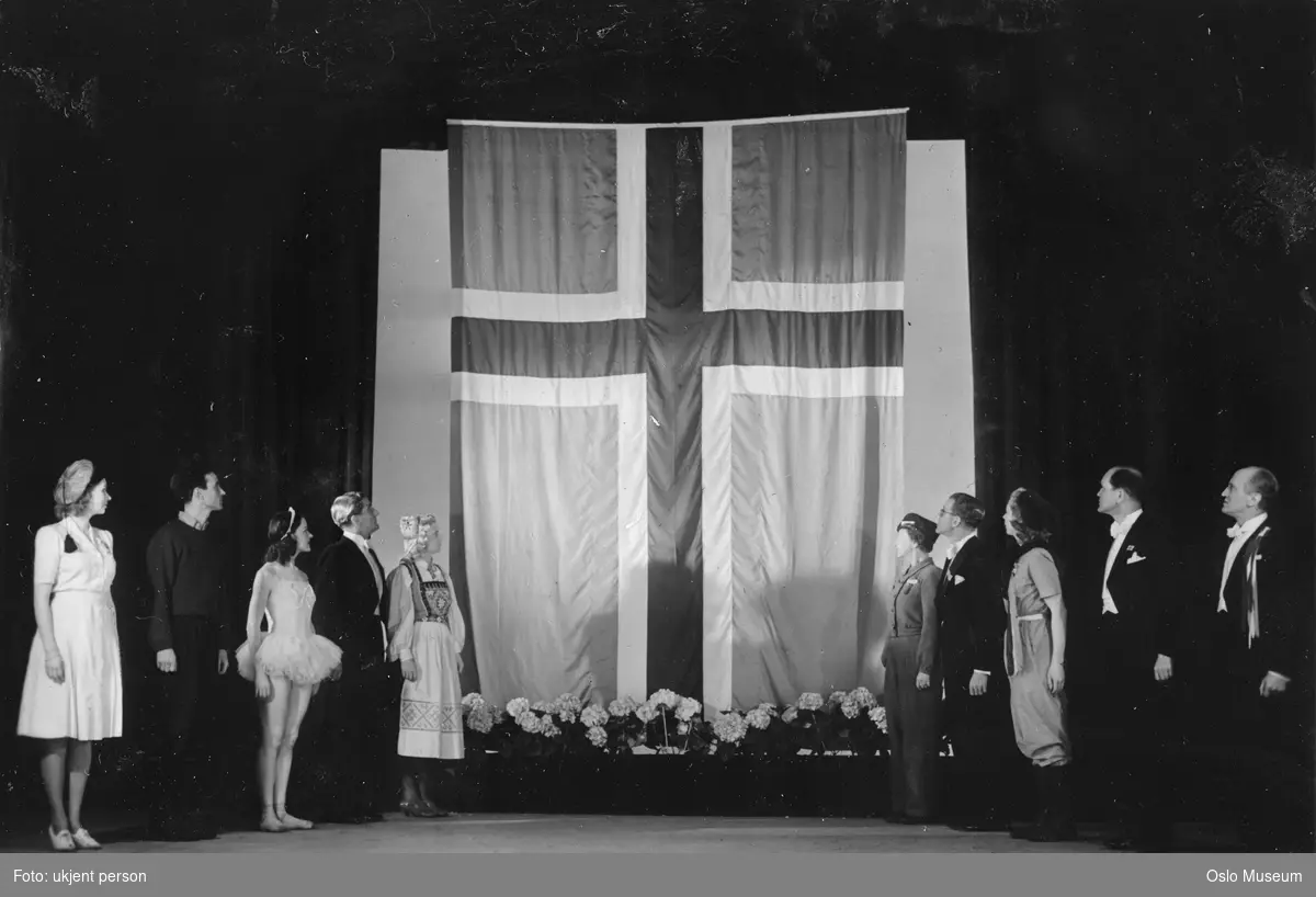 gruppe, menn, kvinner, skuespillere, festprogram i forbindelse med fredsvåren 1945, stående helfigur, kostymer, flagg