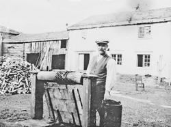 Mann, brønn, vedskjul, hovedbygning, ved.