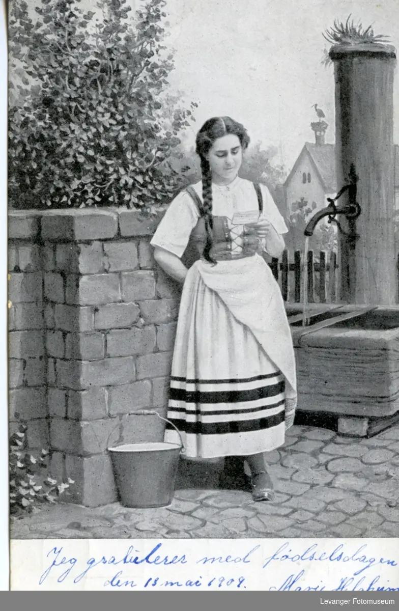 Postkort , tegning av en kvinne i nasjonaldrakt ved vannposten.