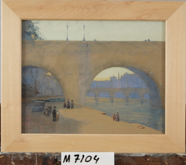 Akvarell på kartong.
Föreställer en hög bro vid Seine i Paris. I förgrunden människor. 
Färgskala i skymningsfärger.