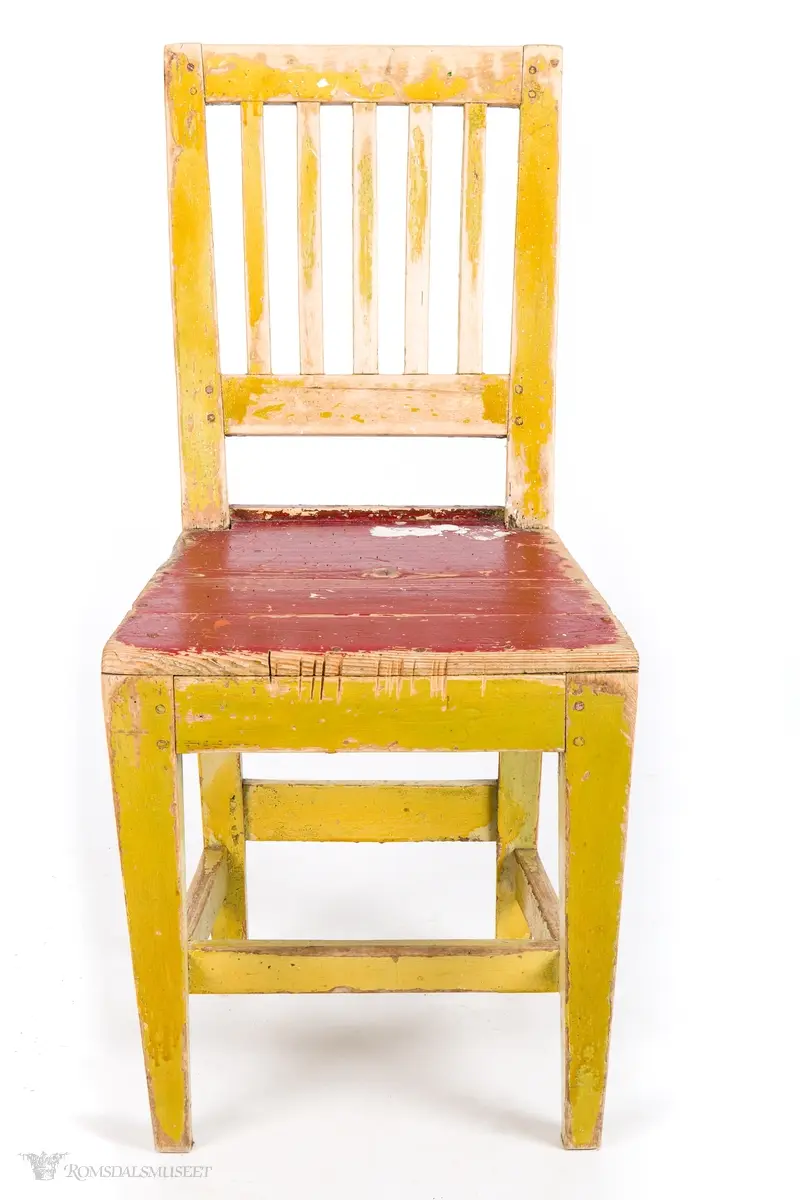 Trapesformet sete som er plugget fast i sargen som går rundt hele stolen. Rette akterstaver med rett toppstykke som går kant i kant med disse. Fem ryggsprosser med tverrspross under. Sidesprossser med midtspross og bindingsspross i bakkant.