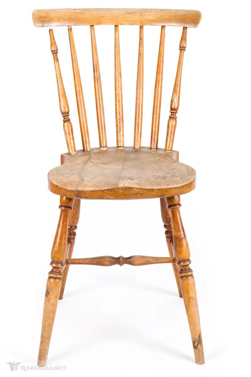 Pinnestol eller "Jønkjøpingstol" med kraftig skjoldformet sete med dreide ben med H- sprosse imellom. 7 pinner i ryggen, der de ytterste har dreide mønster, som går inn i et buet skulderbrett.