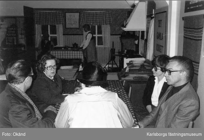 Karlsborgs museum. Invigningen i maj 1982 av tomteutställningen "I sagans värld". Till vänster Anna-Lisa Sjöberg, till höger Kerstin och Åke Palm.