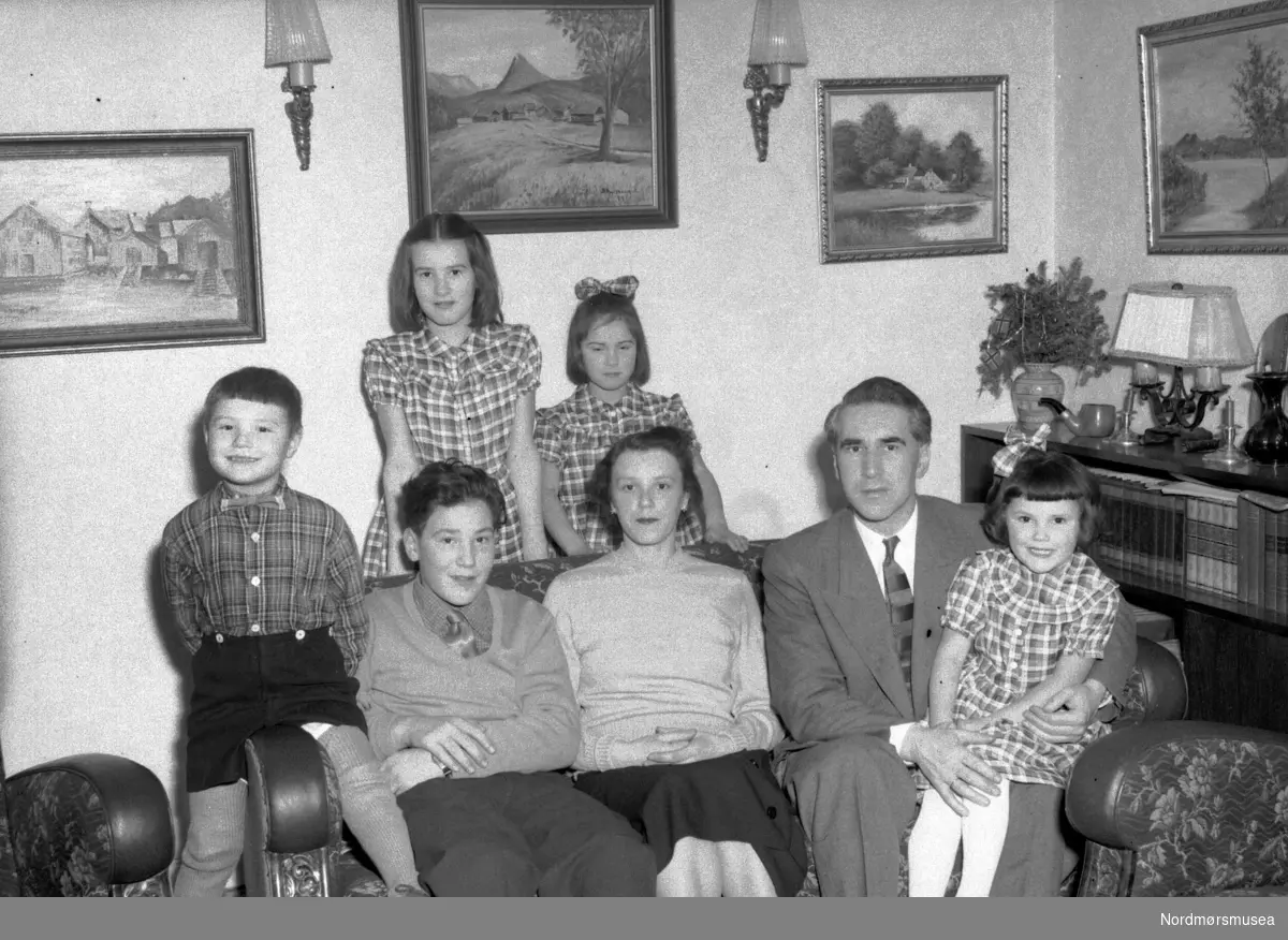 Familiebilder til familien Ohrvik, og viser her familien samlet i boligens stue. Bildene er registrert på Harald Ohrvik..Fra Nils Williams fotoarkiv. Fra Nordmøre museums fotosamlinger.

