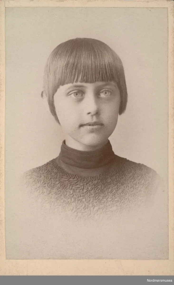 Marie.
 Bilde fra Marie Knudtzon (1879-1966) sin fotosamling. Se bilde nr KMb-2010-011.0001 for mer biografi. Fra Nordmøre museum sin fotosamling.

