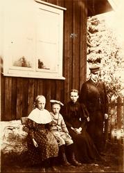 tjenerfamilie på Ulleberg.
 Bilde fra Marie Knudtzon (1879-1