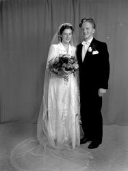 Brudefoto av et brudepar. Fra Nordmøre museums fotosamlinger