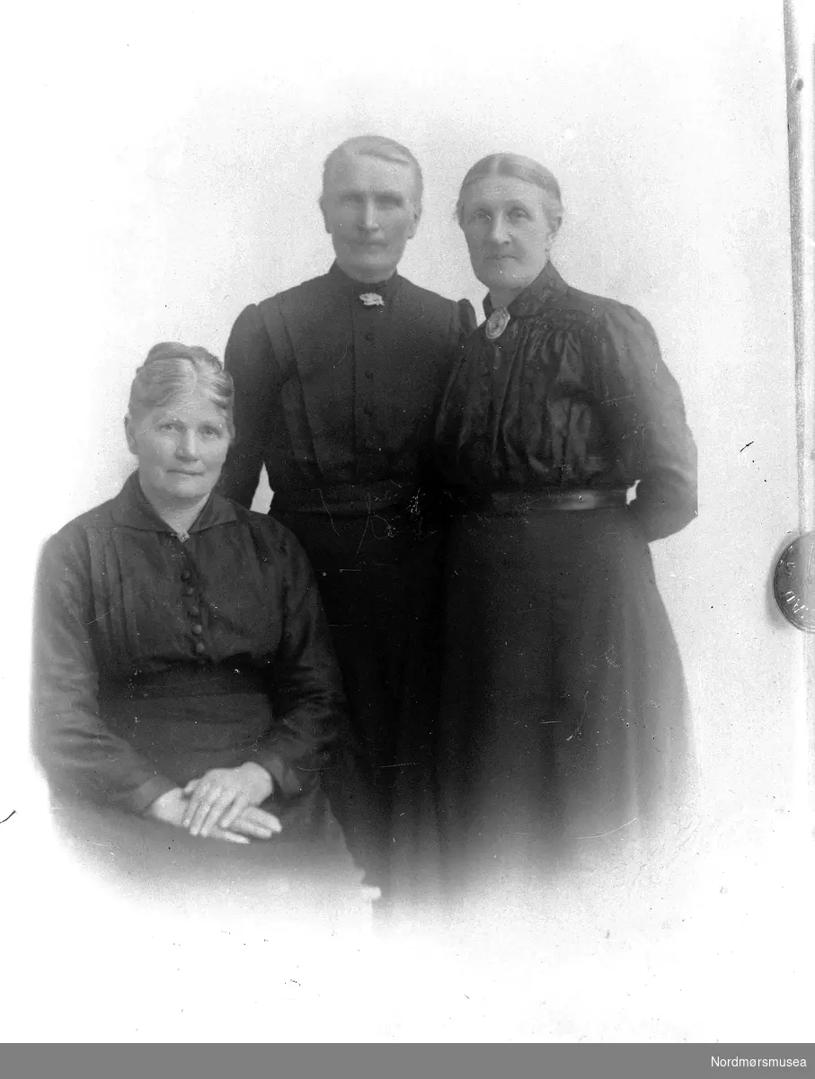 3 slitte damer. Fra Nordmøre museums fotosamlinger, Halås-arkivet.