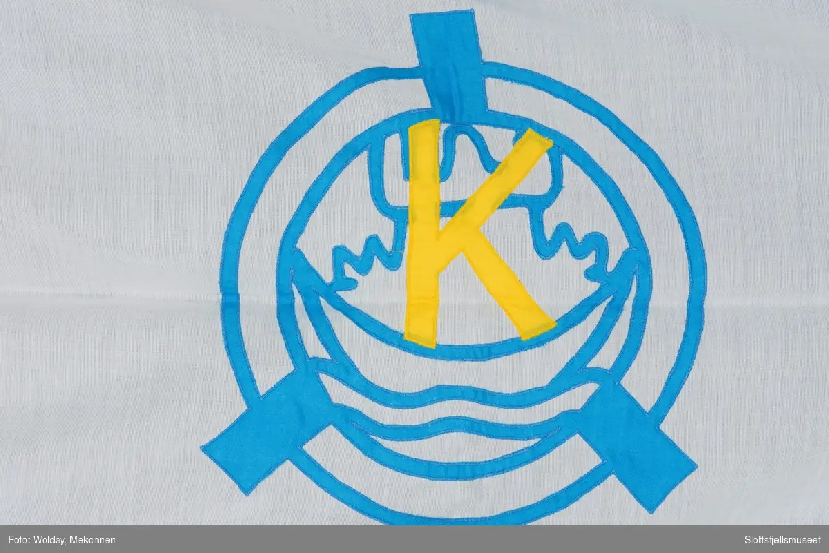 Bedriftsflagg "Kaldnes". Hvit bunnfarge med blå dekor. Gul K