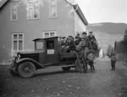 Søbergs lastebil, Chverolet, E 5228, med benker på planet fo