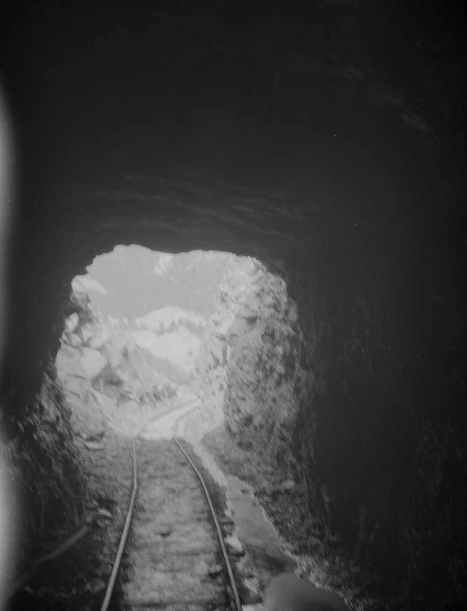 Tunnel i fjell, skinnegang, antagelig bygging av kraftverk i Kamfossen