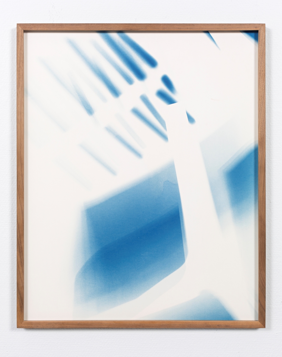Kunstverket viser en blå og hvit cyanotypi av en plaststol.
