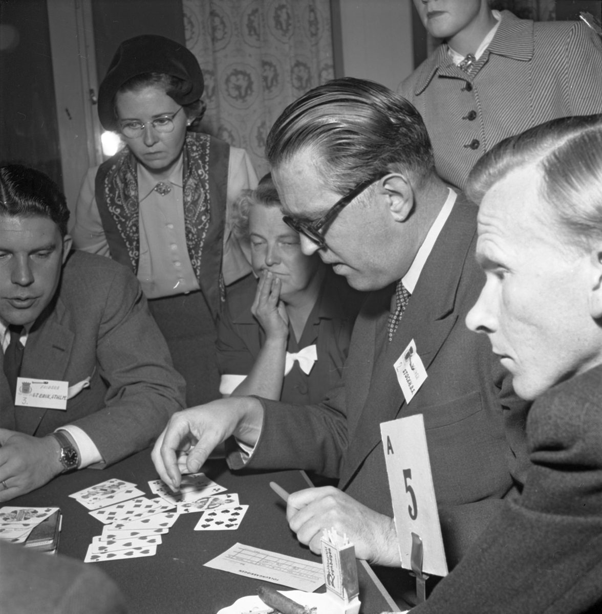 Internationell bridge-turnering i SAABs personalrestaurang Regnbågen 1950. Regnbågen bytte senare namn till Terrassen.