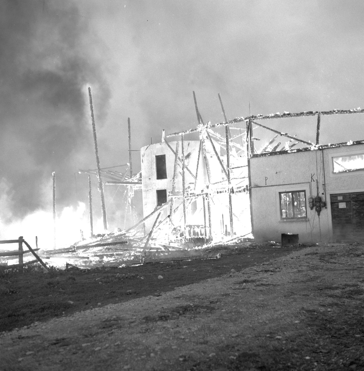 Ladugårdsbrand i Myrö.
Juni 1956.