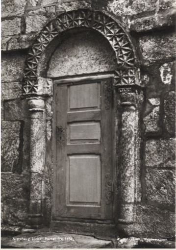Svart/Hvitt foto. Portal fra 1150, Alstahaug kirke.