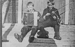 To unge musikalske gutter, klær, musikkinstrumenter.