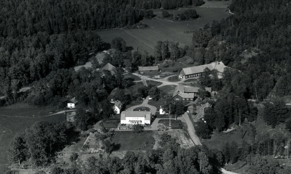 Flygfoto över Virums gård. Hela fotot samt det vykort som producerades.