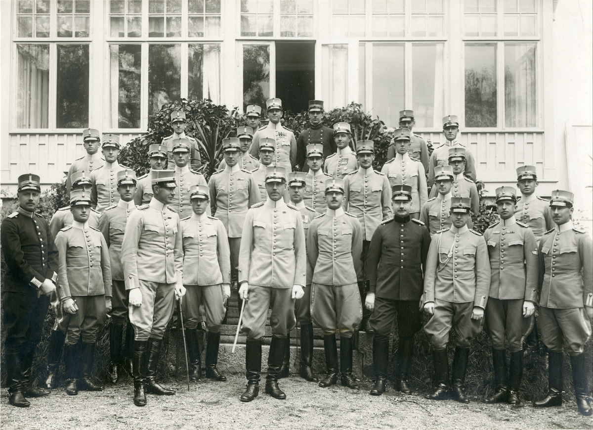 Grupporträtt av officerare vid Livregementet till häst K 1, 1928.