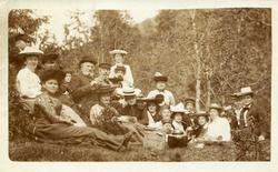 Kafferast i det grønne. Stor gruppe med kvinner og menn på l