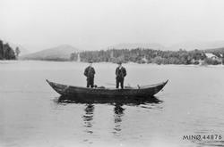 Flotter karer i bunad i båt