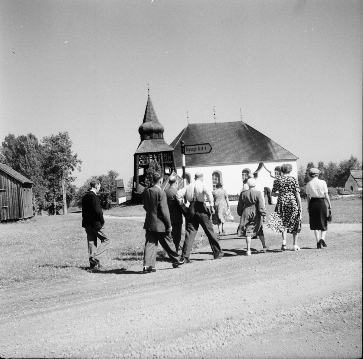 Fjällresa 1951. Tredagarstur till Härjedalen, Jämtland, Medelpad. Bilden är tagen vid Ovikens G:a kyrka.
