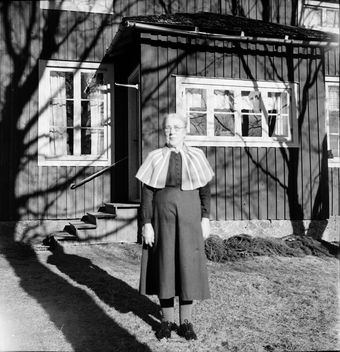 Maria Johansson, f. Hådell. Född 1869. Bilden tagen vid hennes hus i Bofara, Kilafors.