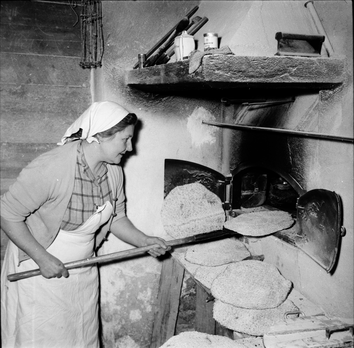 Bakerskan Maria Persson bakar Ovanåkersbröd.
Edsbyn december 1956.