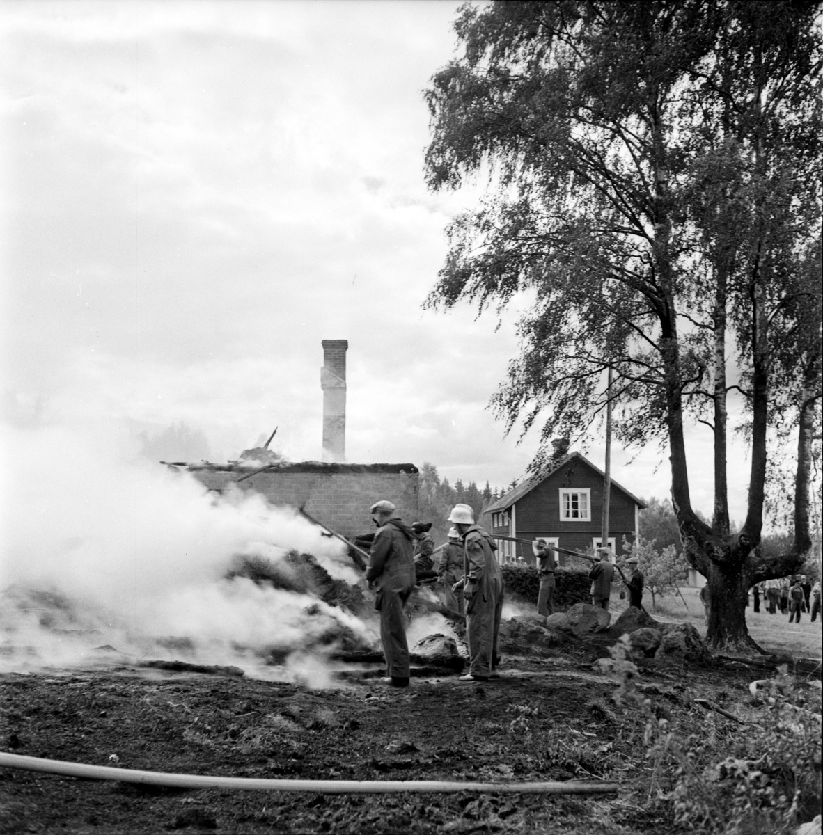 Släckningsarbete vid brand i Växbo.
