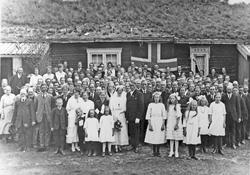Bryllup. I alt 142 personer på bildet. 
Sigrid f. Bergebakk