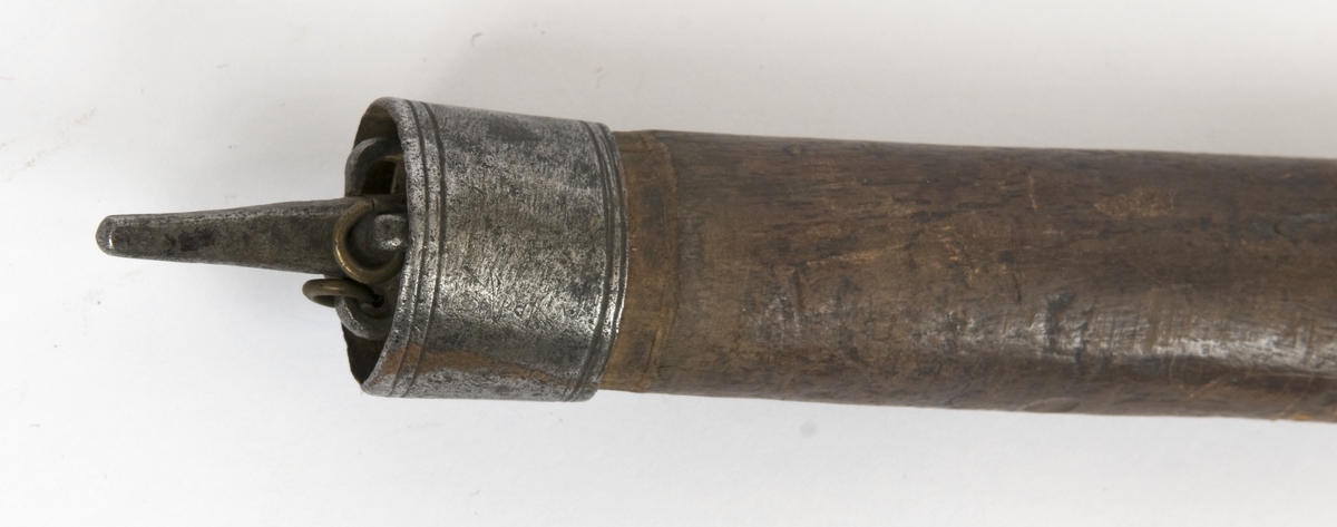 Asymmetrisk blad med lang øvre spiss og kortere nedre spiss. Bladet er klieformet. med påsmidd egg- Øksen har stset dekor på begge sider. Øksen er merket med IHS på begge sider  Skjellmønstet smedmerke på utsiden. Innskipsjon på utsiden NILS. G VIKRANDSØN  På innsiden ANNO 1634
Øksehammeren har skaftehull og skinner.
Gammelt skaft med jernskinner og rester/ av / merker etter bånd..Skaftet har doppsko med pigg og fire fliker med ringer på enden.
Skaftet er krummet.