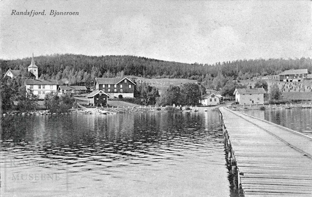 Dampskipsbrygga utenfor Bjoneroa med Sørum kirke og landhandel. 