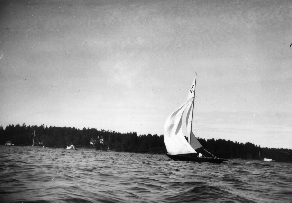 6 m R-yacht 6/S 23 ("Seamaid", A. C:son Frisk, Stockholm) under Gefle Segelsällskaps jubileumsregatta 1931. (Gästande båt från Stockholm.)