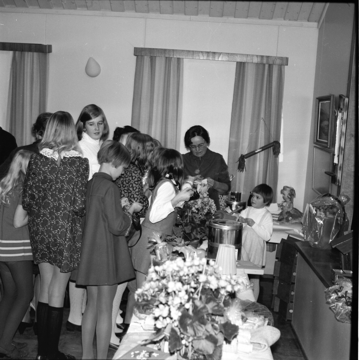 Arbrå, Flästa logens julmarknad, december 1968. Signe Frank berättar. Dottern Kerstin m fl lyssnar.