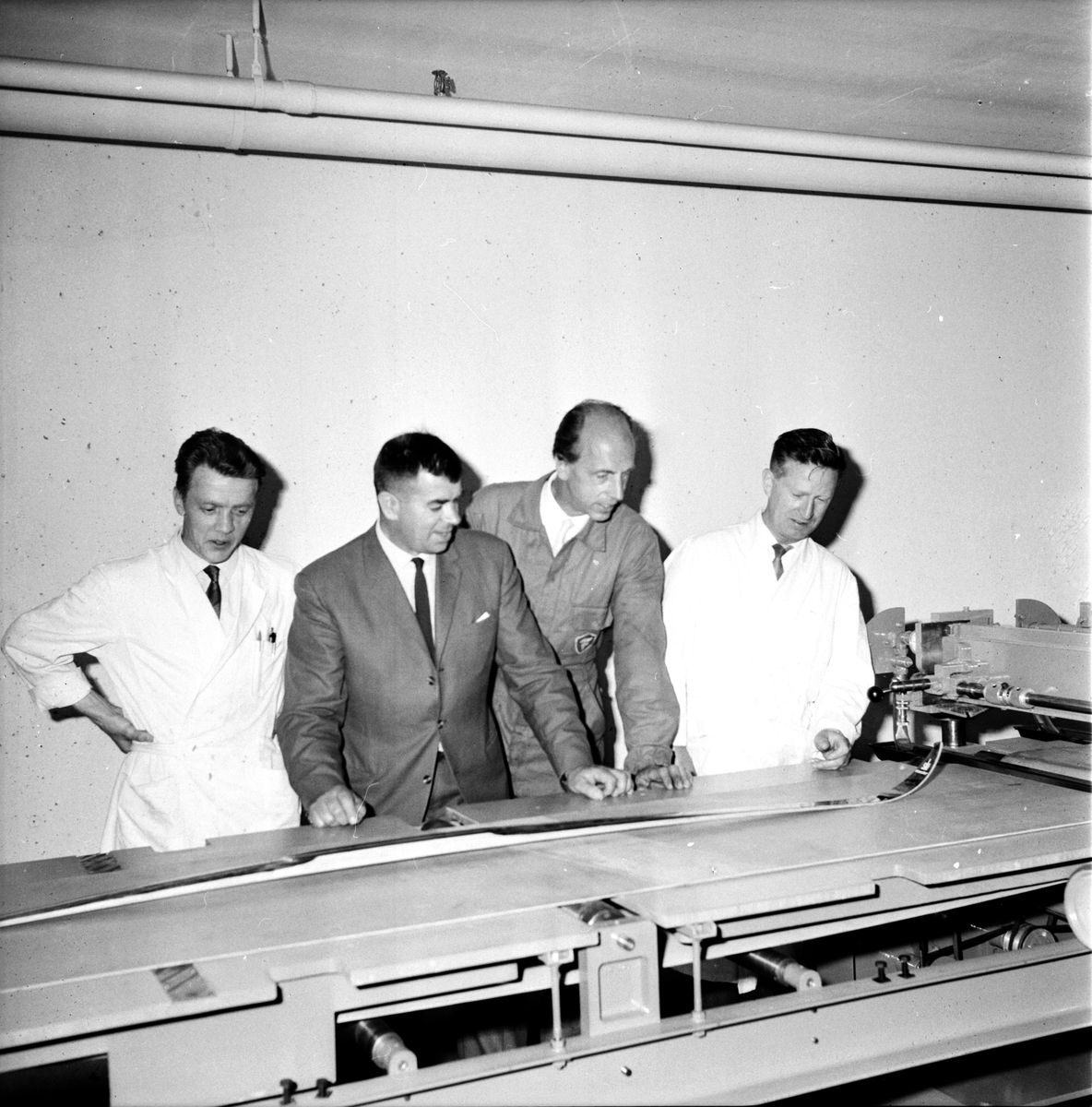 Edsbyn,
Ny maskin provas på Edsbyverken,
16 Juni 1965