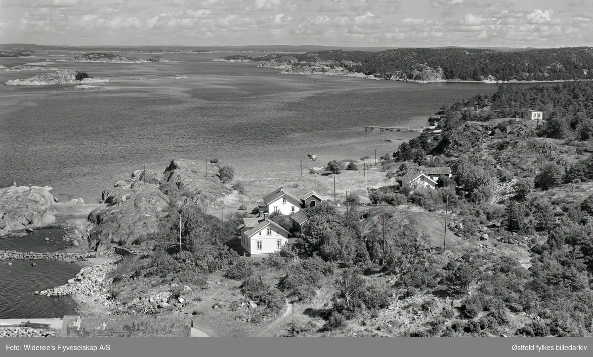 Nedgården, Søndre Sandøy, på Hvaler, 1. august 1957, flyfoto.