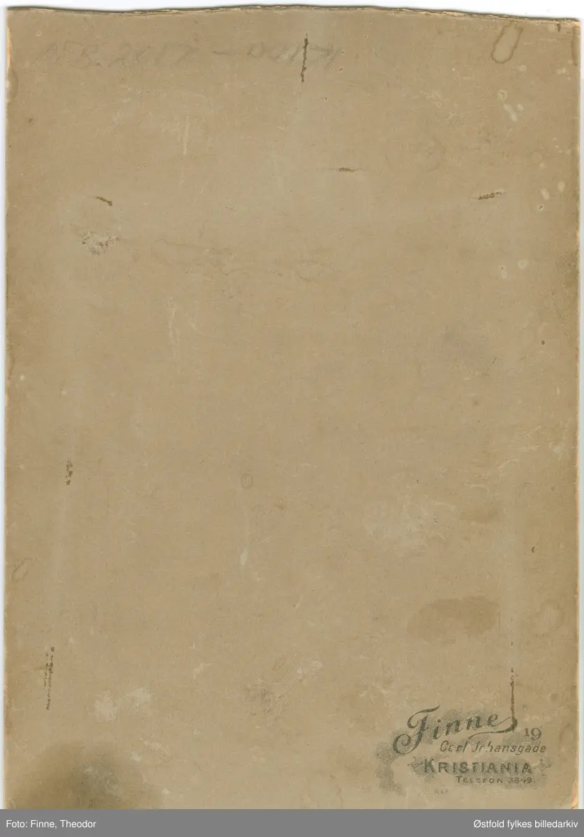 Gruppeportrett tatt i atelier i kabinettformat av fire ukjente menn, to stående og to sittende. Dett er et iscenesatt portrett med fire ukjente menn ved et bord med utstilte fotografier, en leser i bok. Denne type iscenesatte motiver var populære rundt 1900.