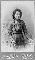 Portrett tatt i atelier av ukjent kvinne, ,visittkort, ca. 1