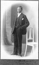 Portrett i atelier av ukjent gutt, visittkort, ca. 1910- 193