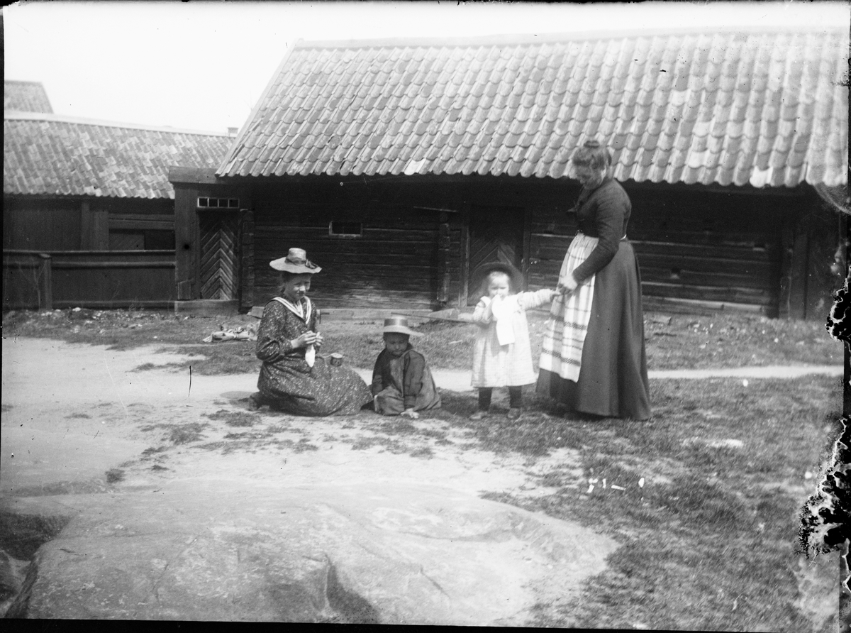 Ruth, Brita  och två barn på gårdsplan,  Östhammar, Uppland
