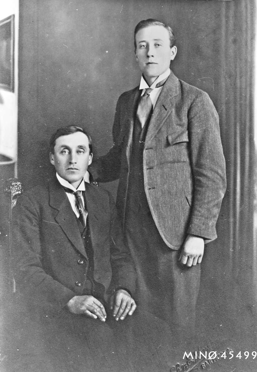 Portrett av to menn. Skogly. Anders Moen f. 1886, og Håkon Skaret f. 1896