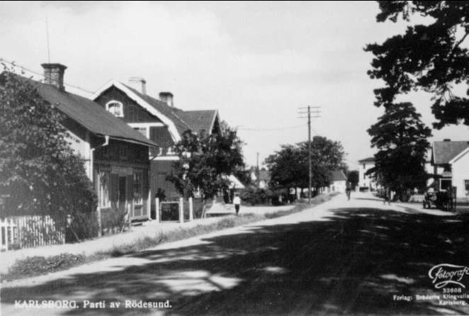 Karlsborg, Strandvägen mot Rödesund i början på 1930-talet. Längst bort ses Gästgivaregården och Palmqvistska villan. Närmast till vänster är Klingvalls. Kortet är från K-A Hanssons album.