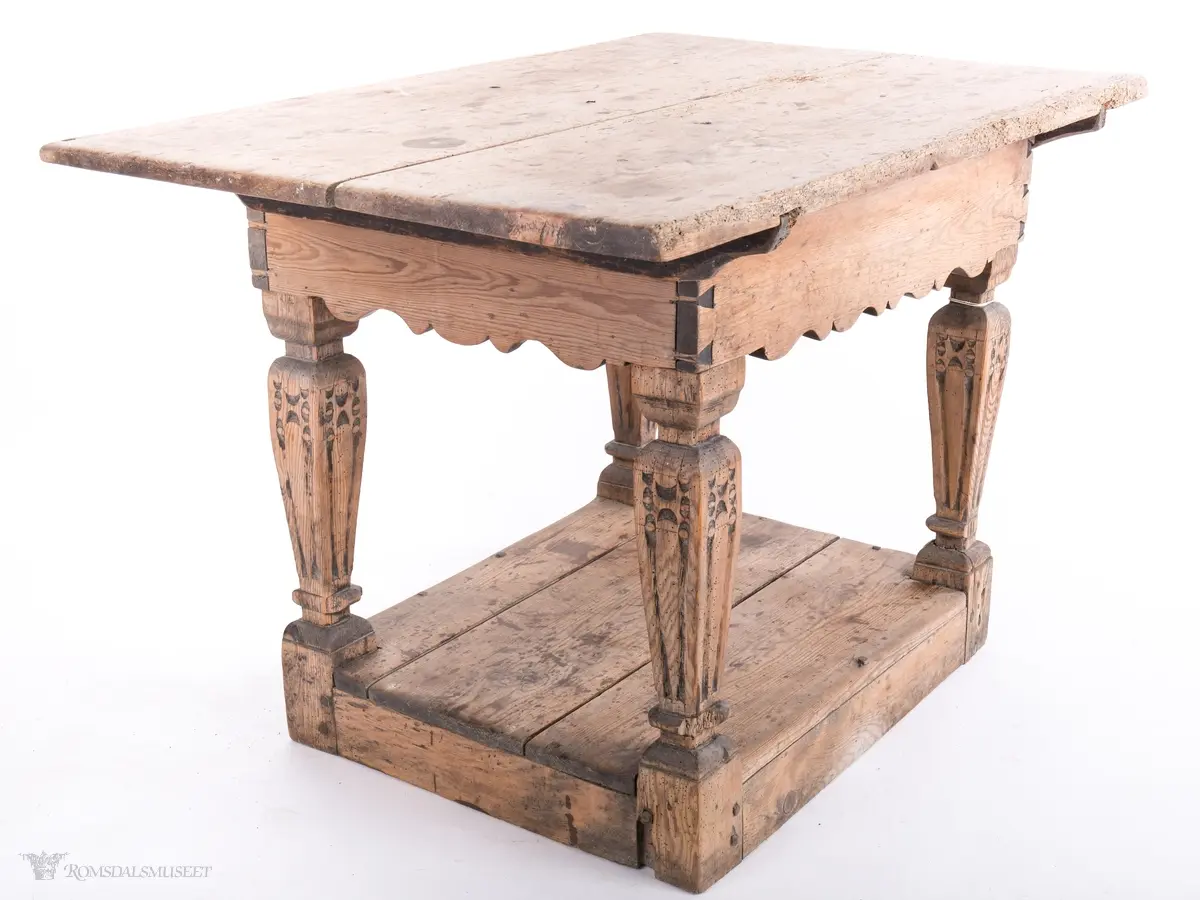 Platen hviler på arkitrav som igjen hviler på koniske pillarer med en form for kannelering med kapitel/terningkapitel og basis. Alt hviler på postamentet med høyde 12 cm.