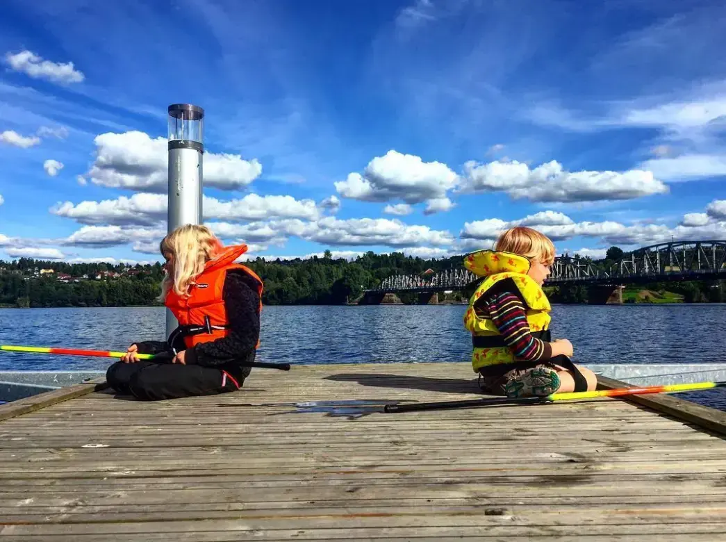 Foto av to barn som fisker