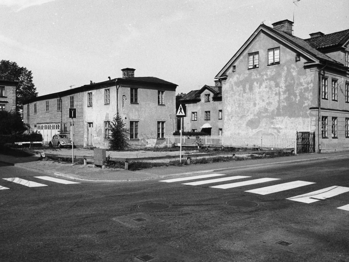 Motiv från korsningen Kungsgatan och Repslagaregatan i Linköping. Året är 1976.